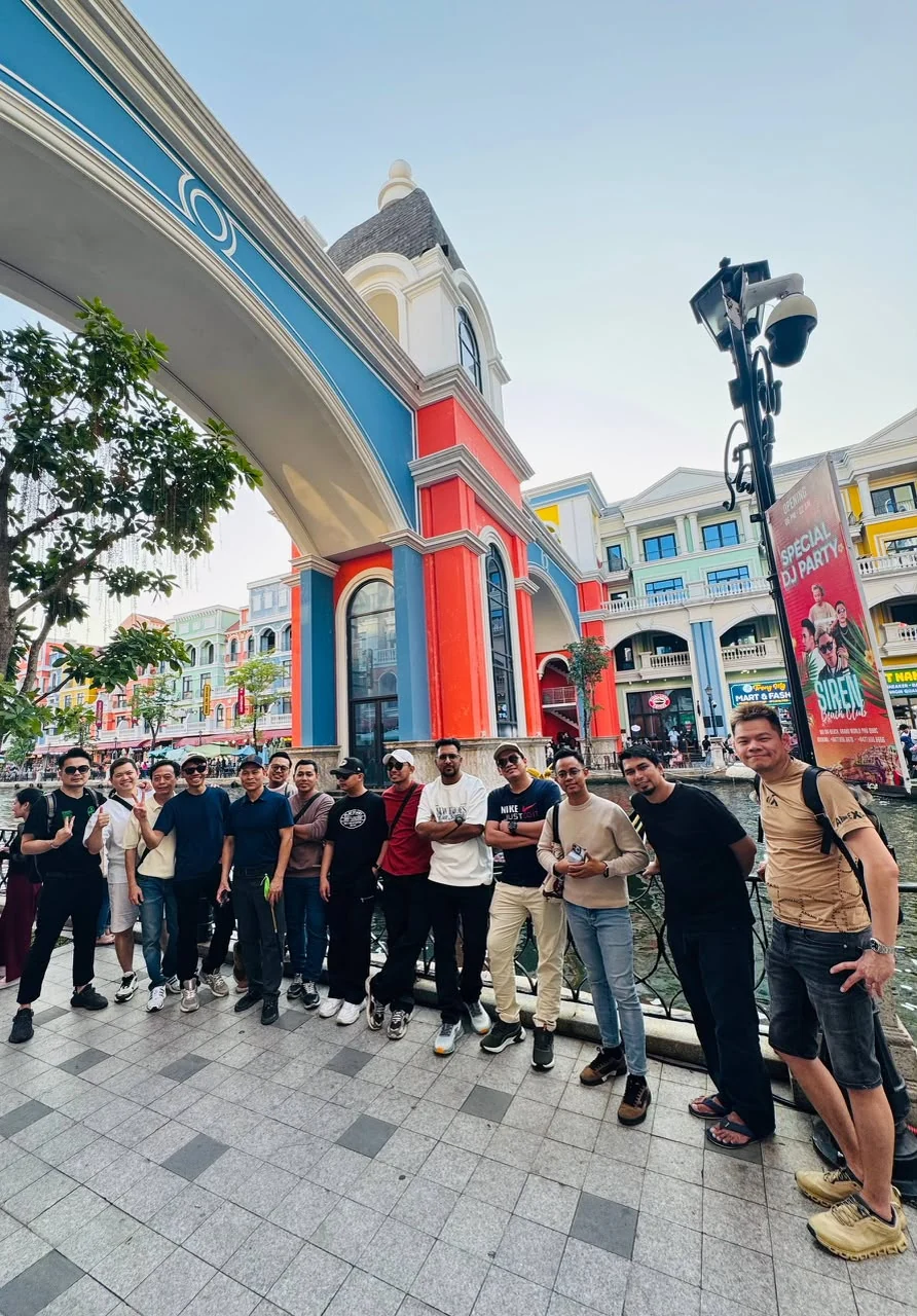 Peserta menikmati suasana jalan dengan bangunan berwarna-warni di Phu Quoc.