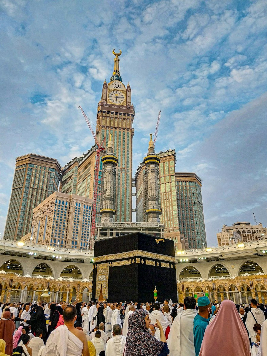 Kaabah dan menara Abraj Al Bait di Mekah