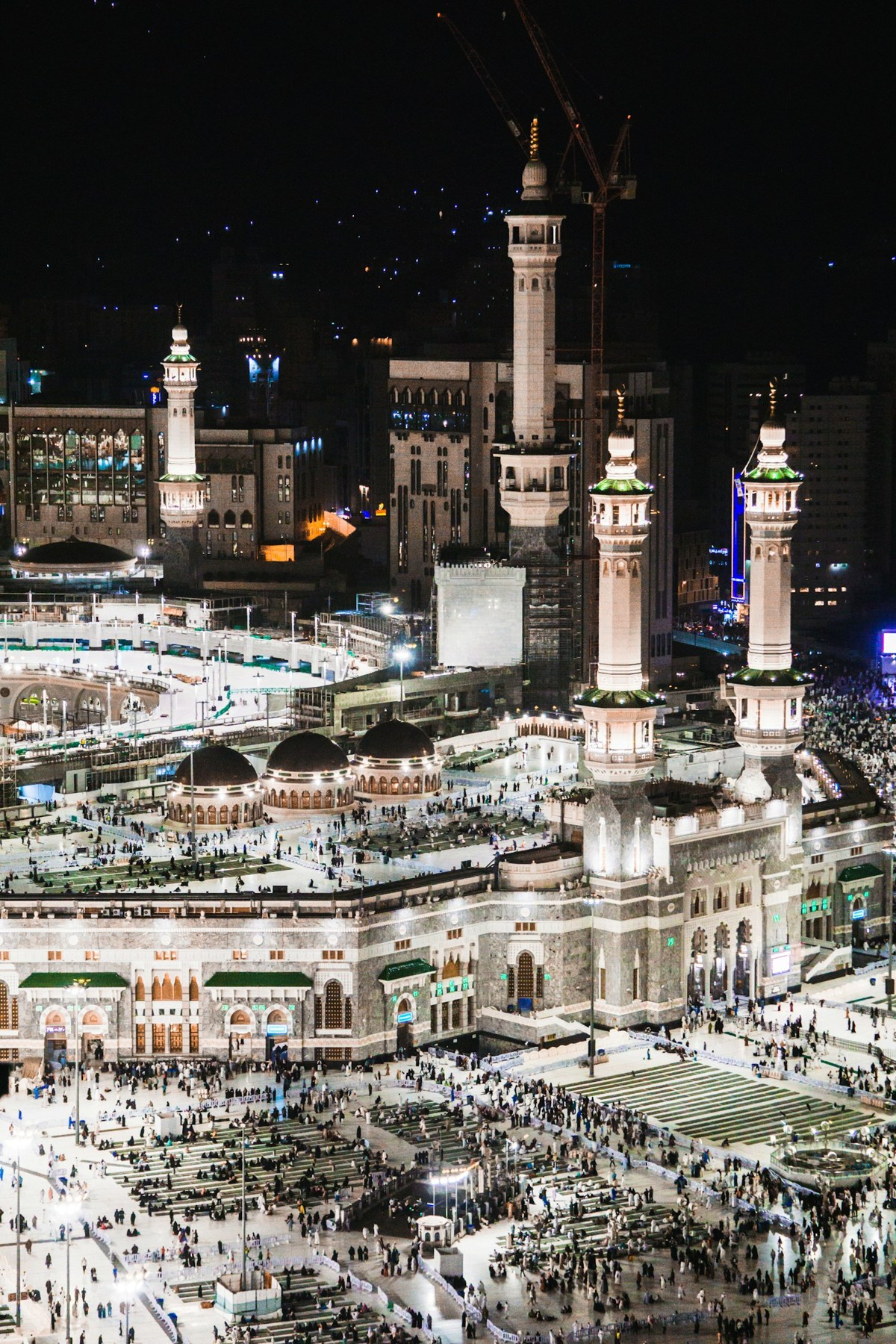 Masjidil Haram diterangi cahaya pada waktu malam